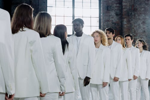 Darmowe zdjęcie z galerii z białe garnitury, białe ubrania, konceptualny