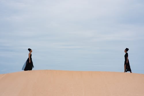 Бесплатное стоковое фото с дюна, женщины, небо