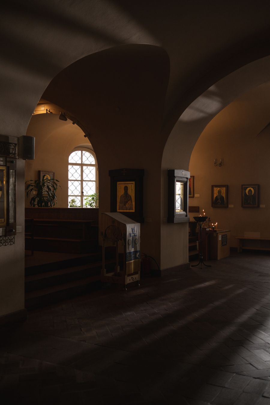 Interiorul unei biserici ortodoxe în lumină caldă
