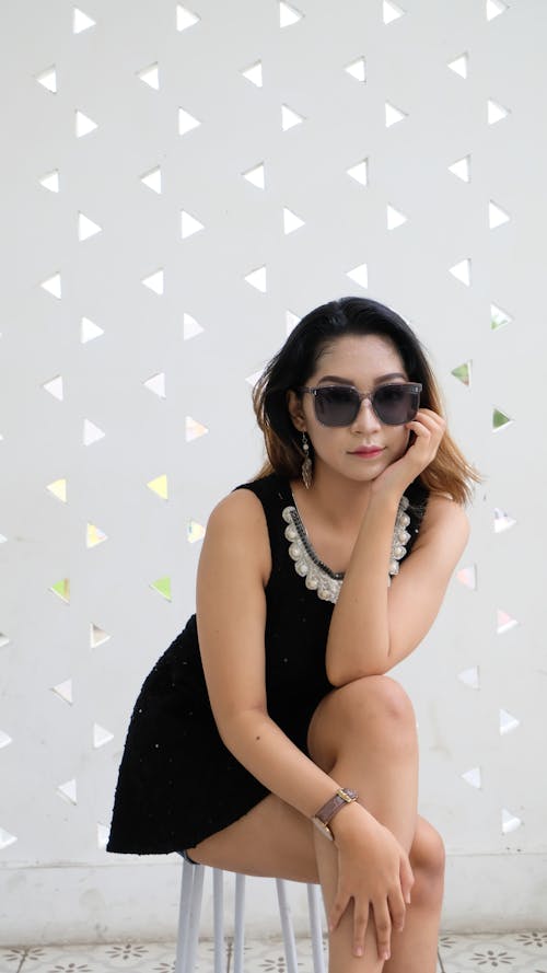 검정 드레스, 교차 다리, 선글라스의 무료 스톡 사진