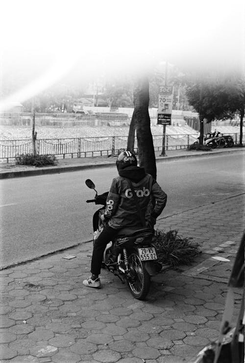 Foto d'estoc gratuïta de assegut, blanc i negre, carrer