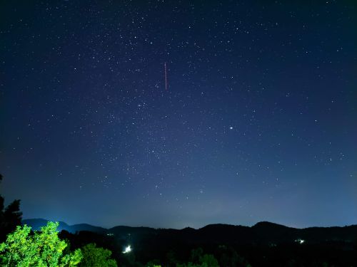 Free A mesmerizing view of the star-filled sky over Mangaluru, India at night. Stock Photo