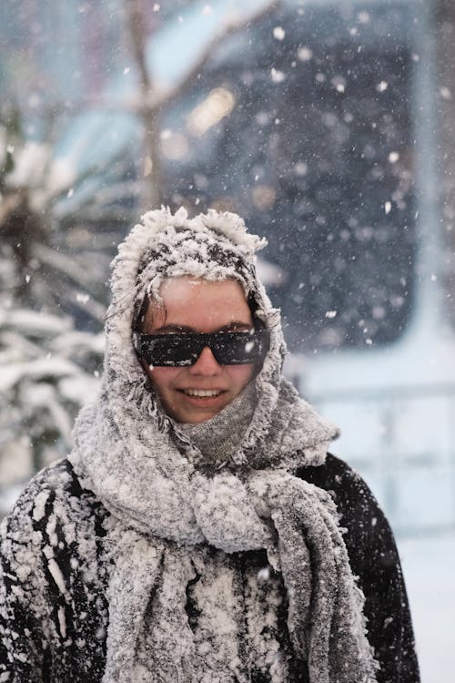 Darmowe zdjęcie z galerii z mroźna pogoda, okulary słoneczne, osoba