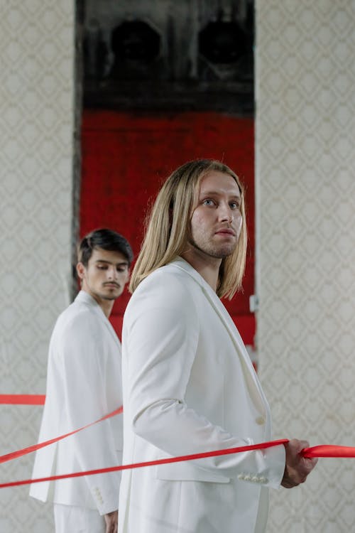 Darmowe zdjęcie z galerii z białe garnitury, białe ubrania, czerwona linia