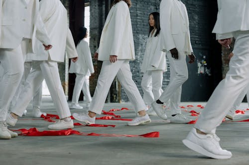 Základová fotografie zdarma na téma bílé obleky, červená stuha, chůze
