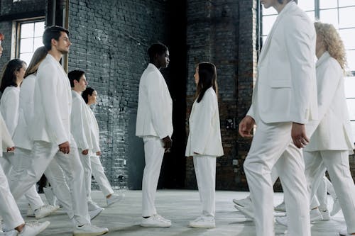 Darmowe zdjęcie z galerii z białe ubrania, konceptualny, ludzie