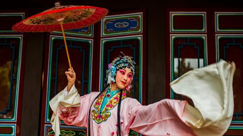 Free Vibrant portrait of a Chinese opera performer with intricate costume and parasol in Taiwan. Stock Photo
