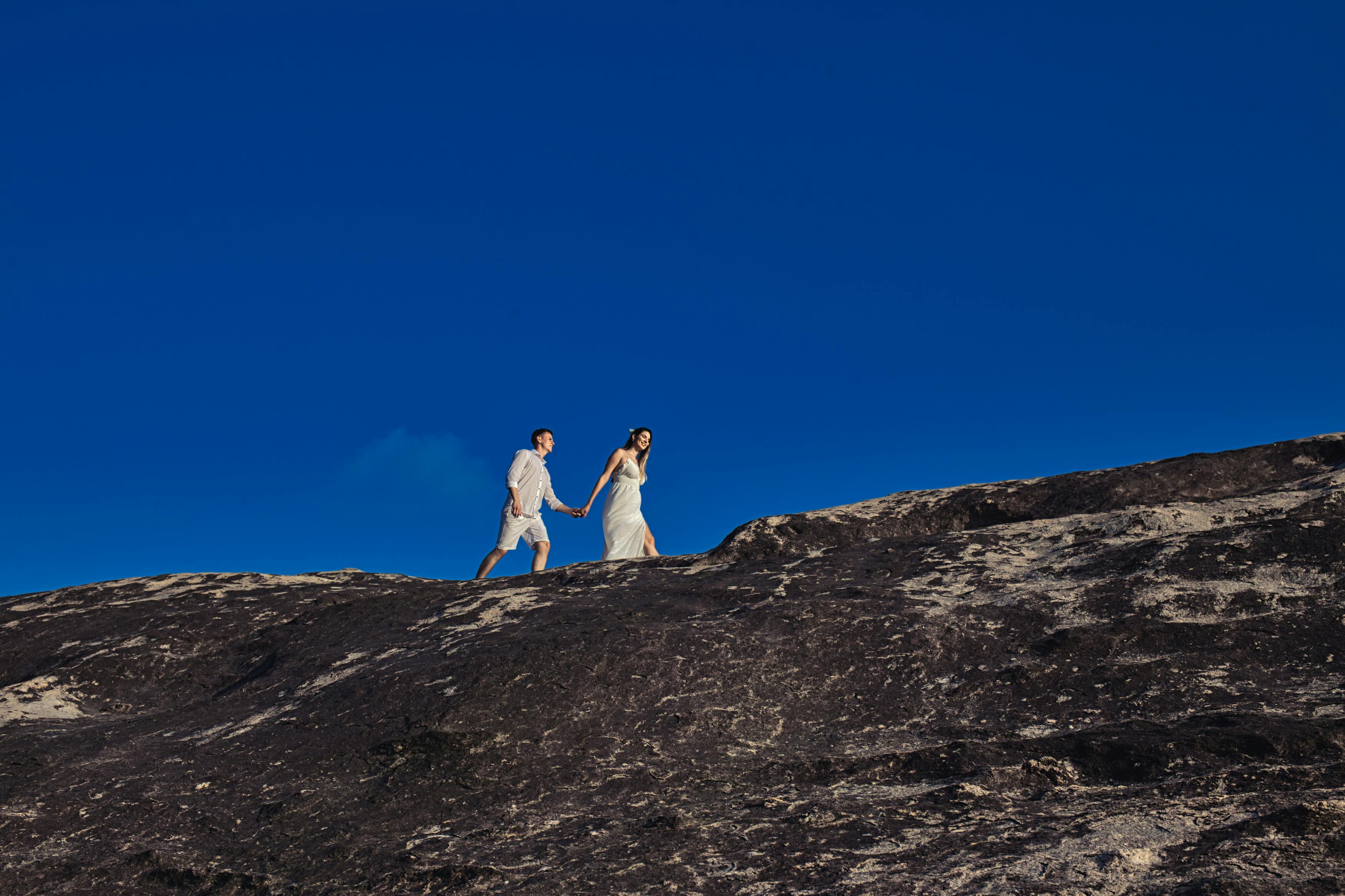 Oğlak burcunun gerçekçi ve kalıcı ilişkilerini simgeleyen, birbirine güvenle ve sadakatle bakan romantik bir çift ve arka planda astrolojik Oğlak takımyıldızı.