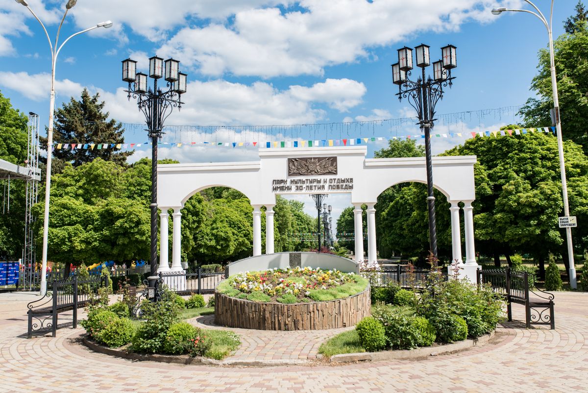 Plante și stâlpi de iluminat într-un sens giratoriu