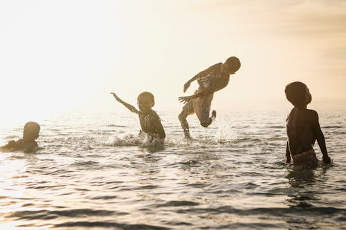 ビーチで遊ぶ子供たち