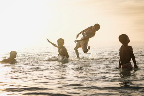 4 Personen, Die Tagsüber Im Ozean Spielen