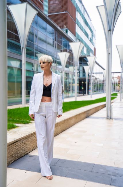 Beyaz takımın altına siyah bir üst giyip kontrast yarattım. İşe giderken sık sık elimin gittiği bir kombin
#günlükkombin #white #blazer #pants