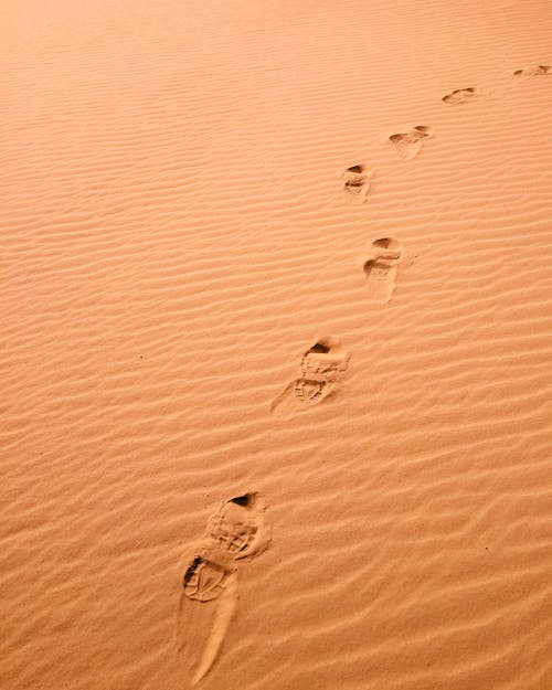 Kostenloses Stock Foto zu fußabdruck, sand, wellen