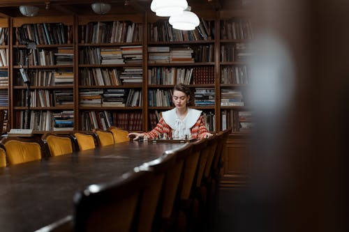 Gratis stockfoto met alleen, bibliotheek, blanke vrouw