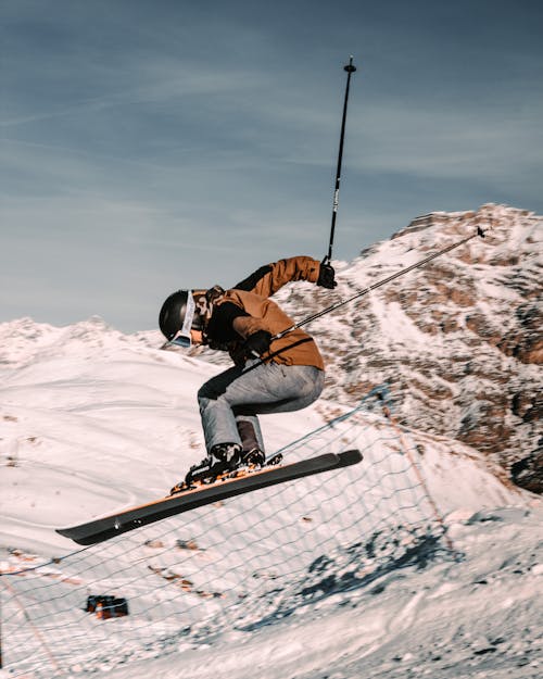 Darmowe zdjęcie z galerii z kijki narciarskie, narciarstwo, skakanie
