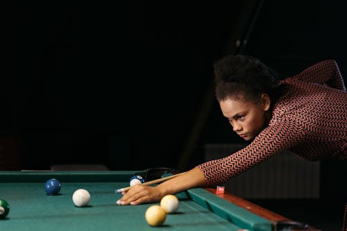Kostnadsfri bild av afrikansk amerikan kvinna, biljardbollar, cue ball