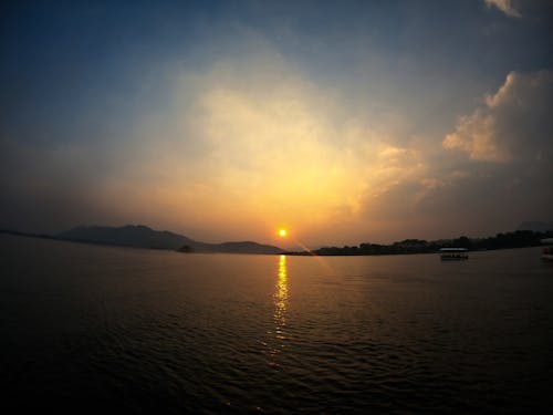 Fotobanka s bezplatnými fotkami na tému udaipur, západ slnka, zlatý západ slnka