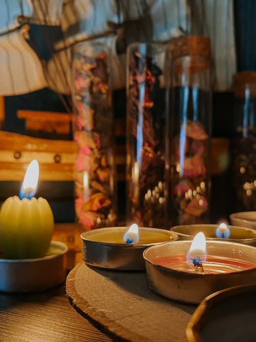 Gratis stockfoto met aromatherapie, brandende kaarsen, houten oppervlak Stockfoto