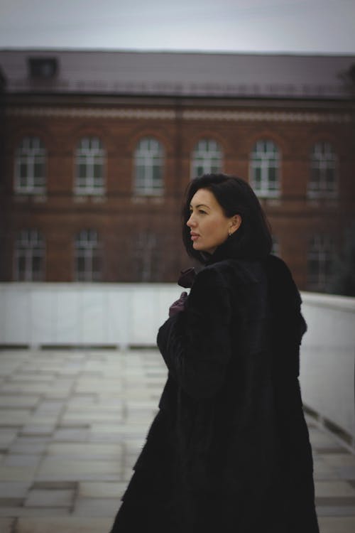 Kostnadsfri bild av kvinna, stående, svart kappa