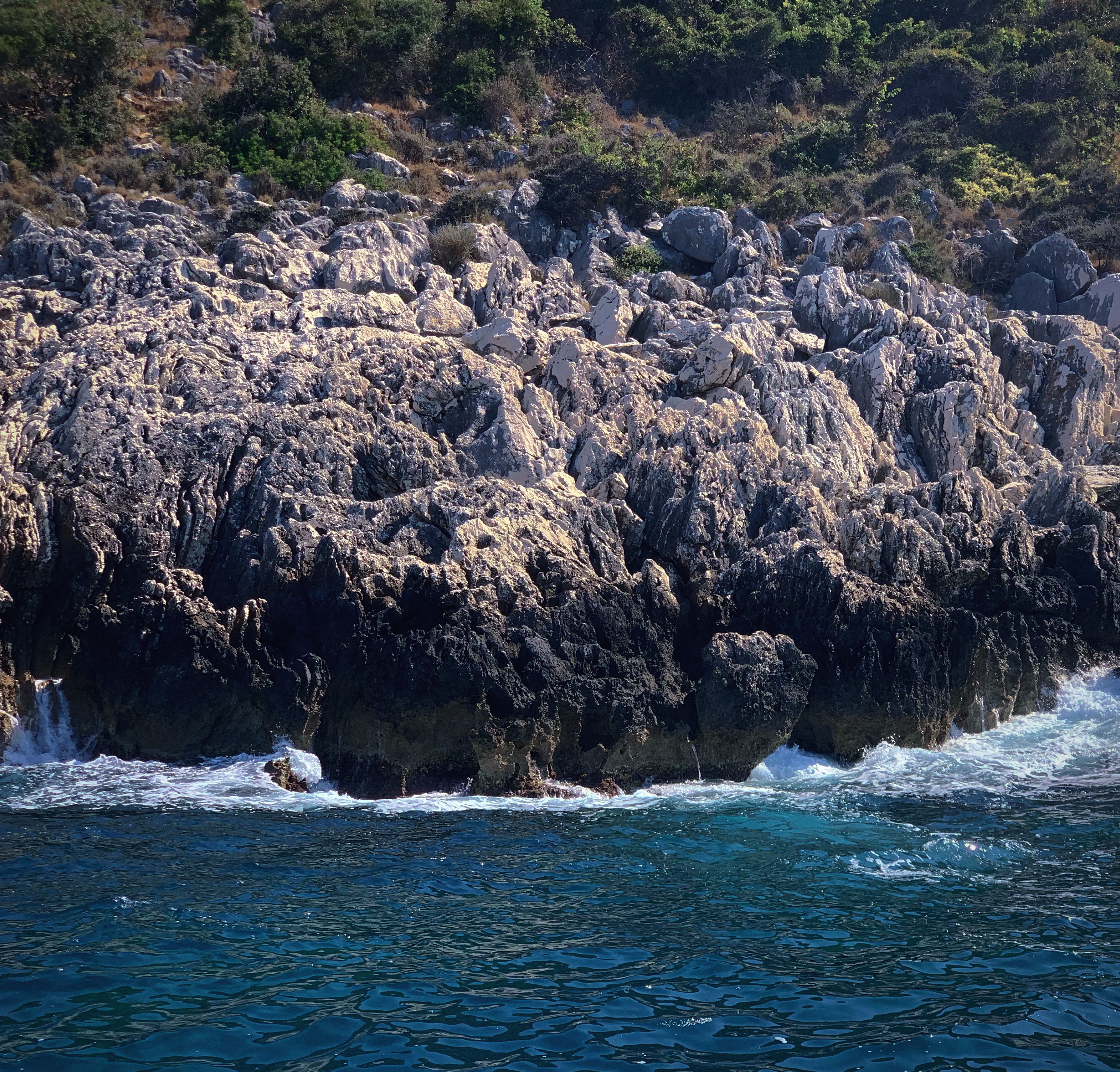 Plage de Livadhi et les criques secrètes de Palasë