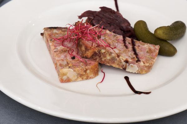 Tranches de terrine de campagne avec cornichons et pousses de betterave