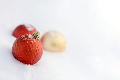 ฟรี คลังภาพถ่ายฟรี ของ ลูกบอลคริสต์มาส, หิมะ, โฟกัสเฉพาะจุด คลังภาพถ่าย