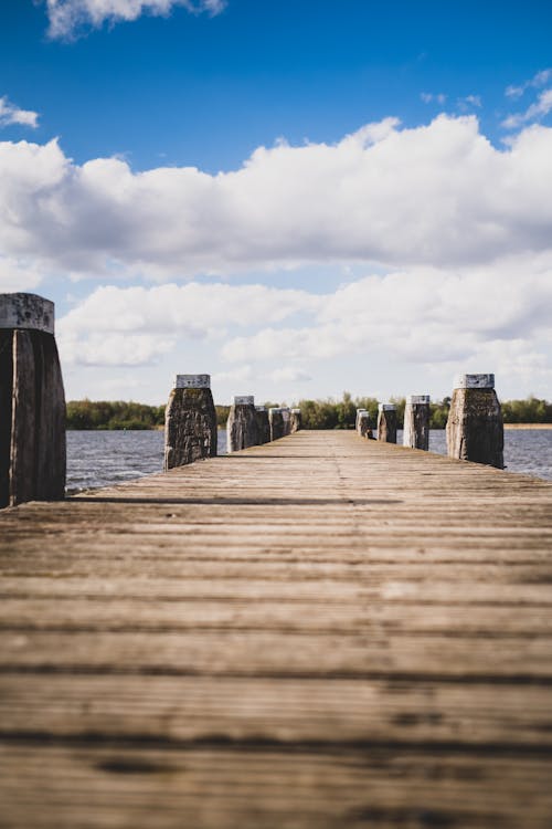 Photos gratuites de ciel nuageux, nuages, quai en bois