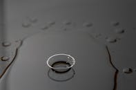 这张艺术宏观照片捕捉了光滑暗面上水滴的反射效果