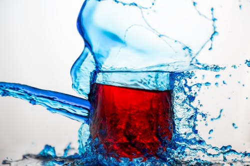 Blauer Klarer Glasbecher Bespritzt Von Wasser