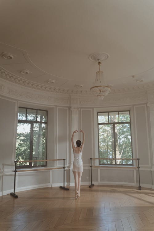 бесплатная Бесплатное стоковое фото с Балерина, балет, вертикальный выстрел Стоковое фото