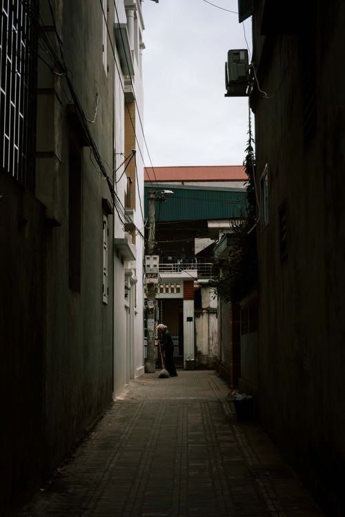Free Explore the serene atmosphere of a narrow alley in Bắc Ninh, Vietnam's urban landscape. Stock Photo