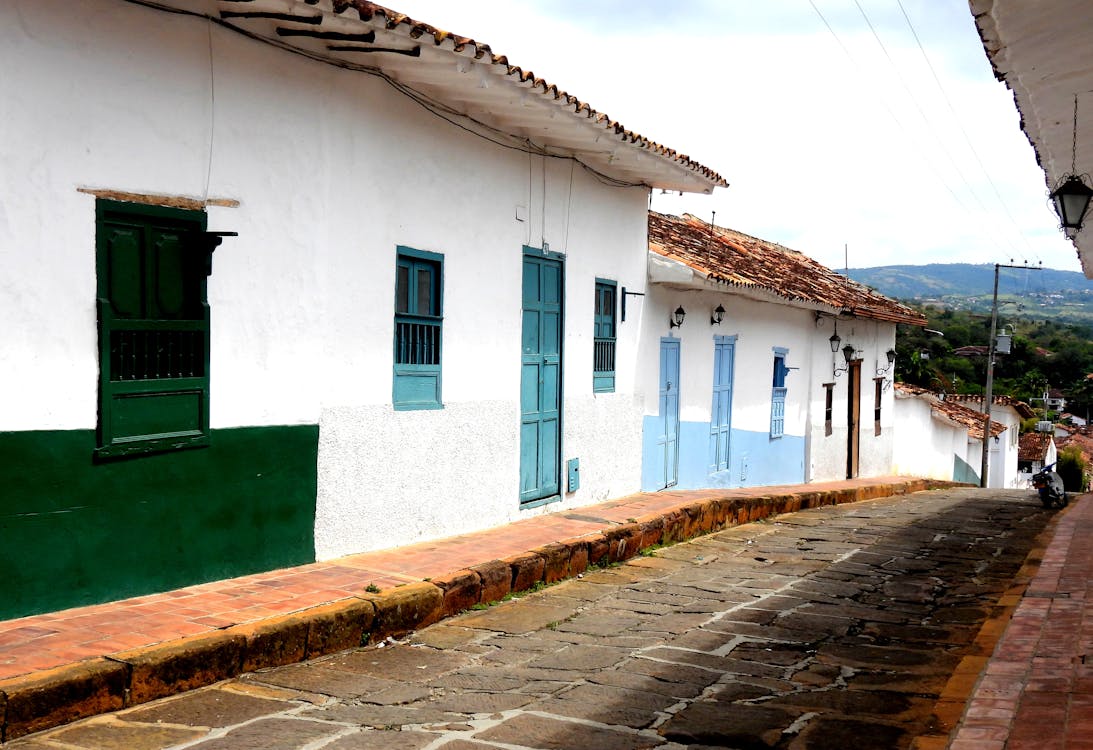 Free stock photo of cobblestone street, colonial, faÃ ades