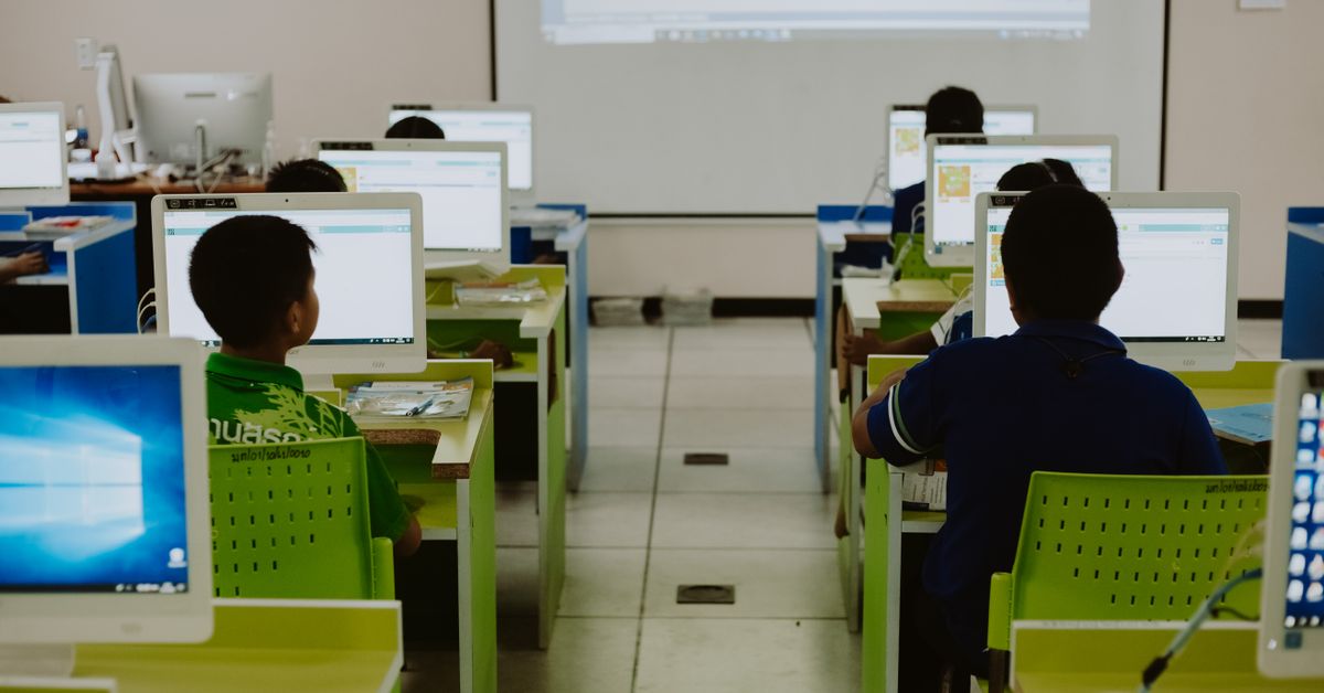 Estudantes participam de aula de programação em laboratório de informática