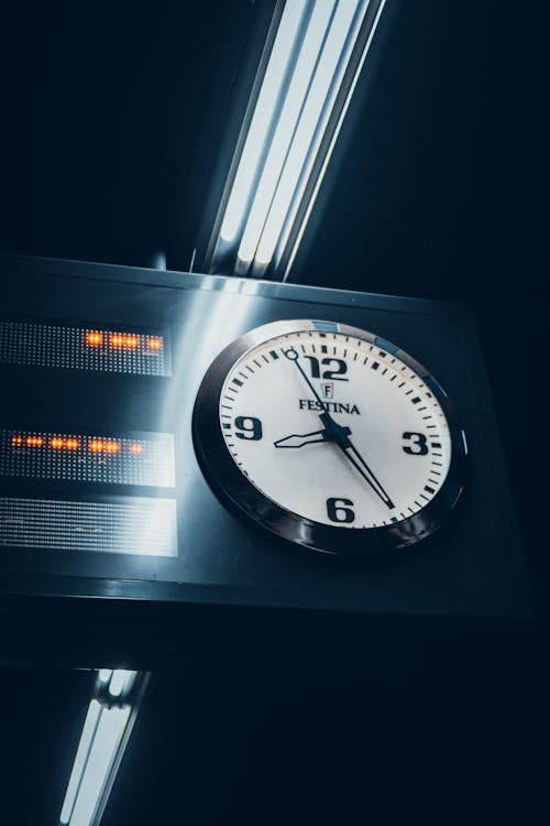 Black and White Analog Clock