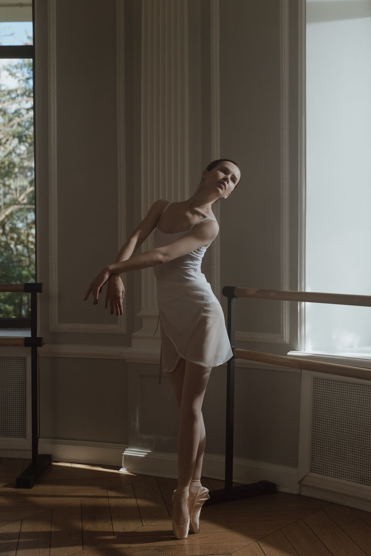 Bailarina de ballet practicando en un estudio con ropa de danza