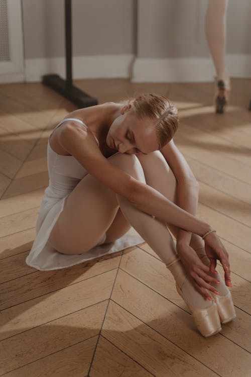 Foto profissional grátis de aula de balé, bailarina, bailarino