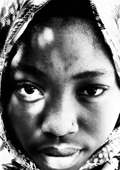 Afrikalı Amerikalı, dikey atış, gri tonlamalı fotoğrafçılık içeren Ücretsiz stok fotoğraf