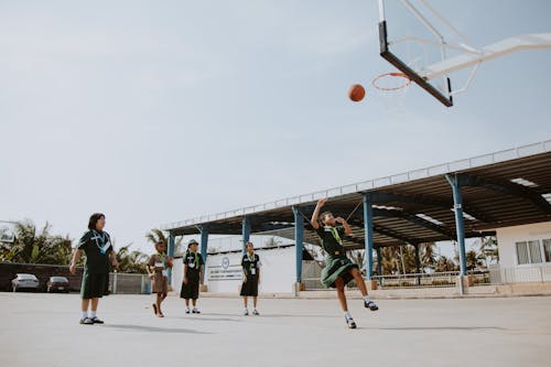 Darmowe zdjęcie z galerii z boisko do koszykówki, dziecko, dziewczyny