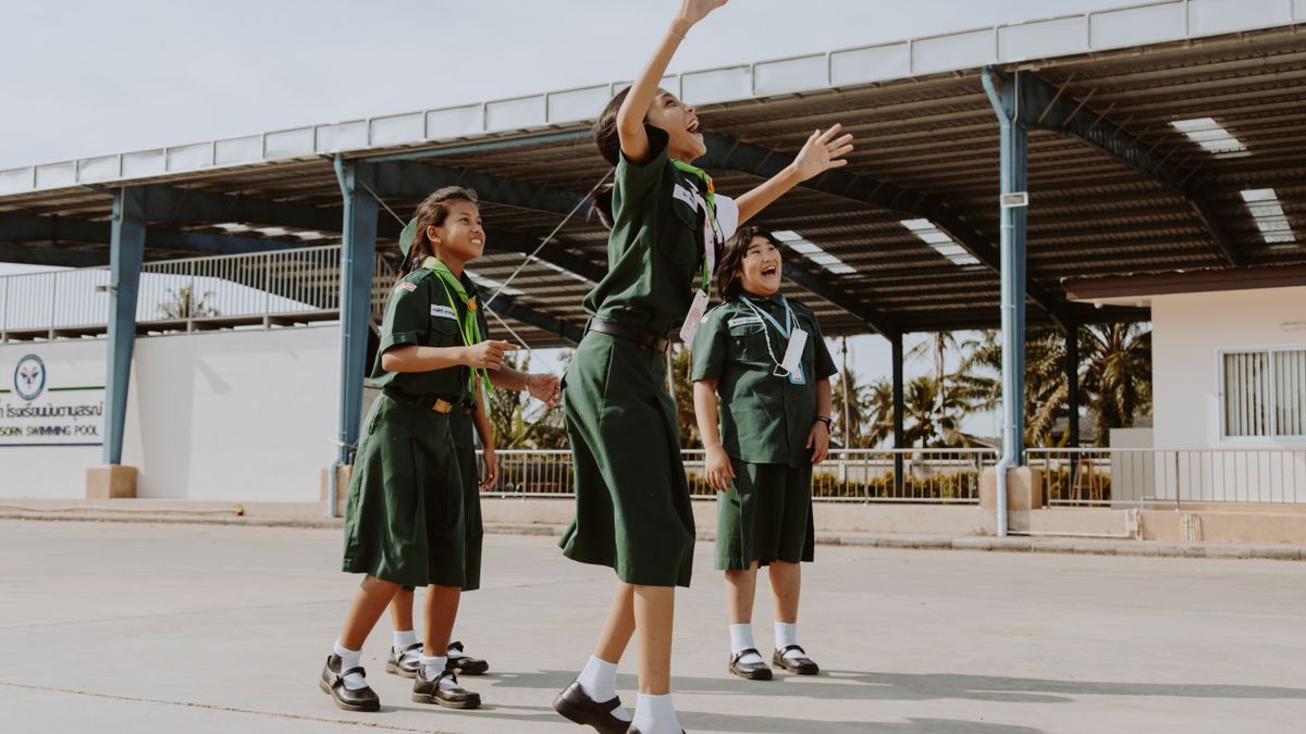 Thai police involved schoolchildren in the detention of a suspect, sparking public debate