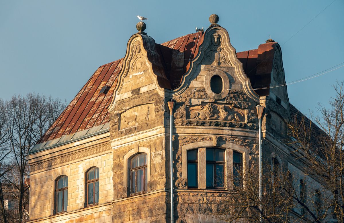 Fațadă Art Nouveau din Riga, cu detalii sculptate în piatră