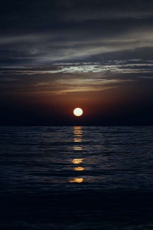 Gratis stockfoto met dageraad, gouden uur, oceaan Stockfoto