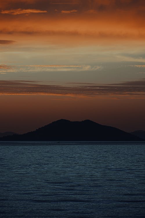 Immagine gratuita di alba, mare, montagna