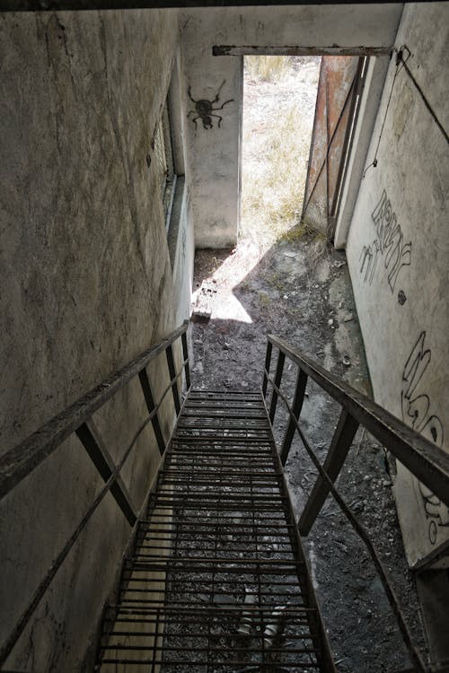 Gratis Fotos de stock gratuitas de de miedo, Edificio abandonado, escalera Foto de stock