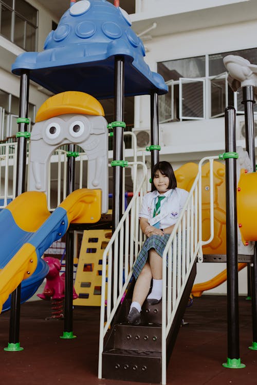 Бесплатное стоковое фото с вертикальный выстрел, девочка, игровая площадка
