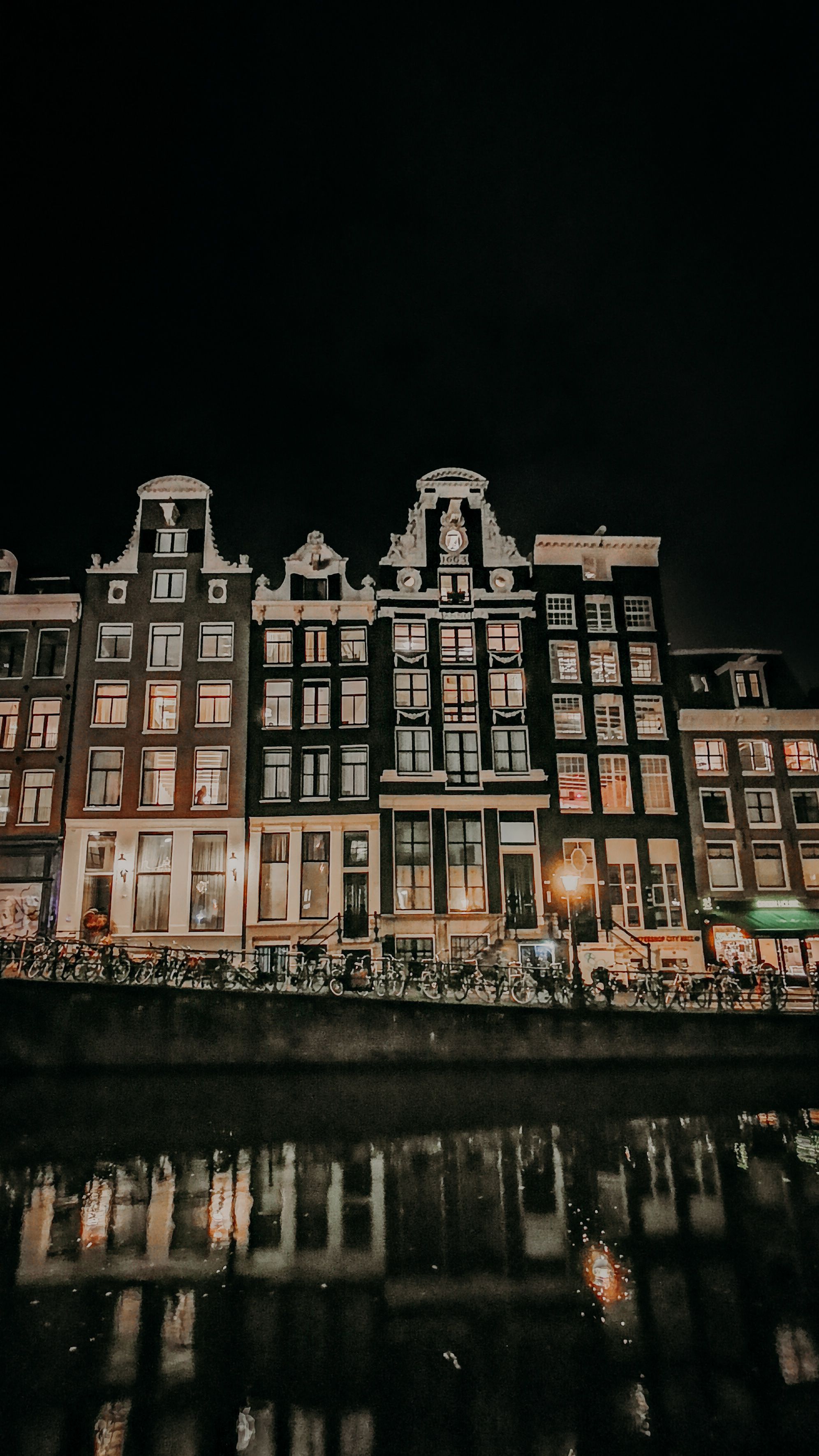 beleggen in Nederland met grafieken en laptop