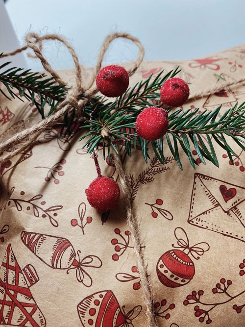 Free Close-up of a festive holiday gift with natural decorations and rustic wrapping. Stock Photo