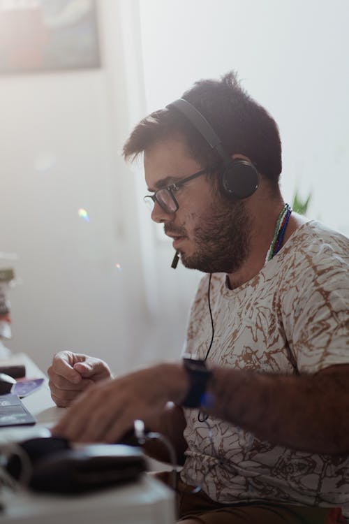 Photos gratuites de activités, bureau à domicile, casque