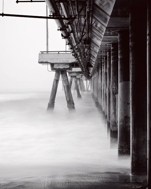 Darmowe zdjęcie z galerii z czarno-biały, kolumny, mgła