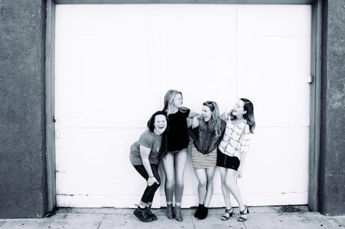 Fotografi Grayscale Empat Wanita Mengenakan Pakaian