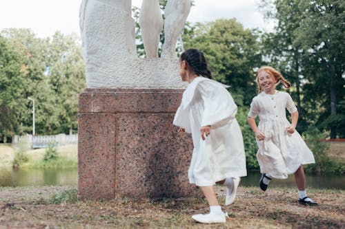 Fotobanka s bezplatnými fotkami na tému beh, biele šaty, detstvo